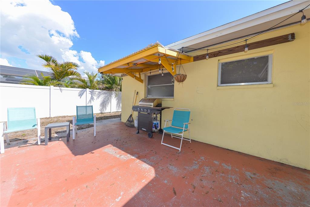 9215 Kingston Road Bradenton, FL 34210 - Photo 27 of 31 a backyard of a house with table and chairs
