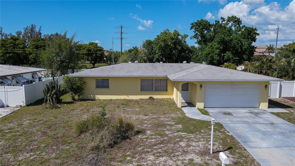 9215 Kingston Road Bradenton, FL 34210 - Photo 28 of 31 a view of a house with backyard and trees