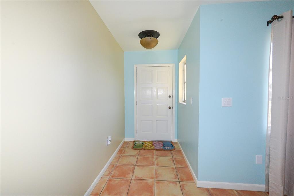 9215 Kingston Road Bradenton, FL 34210 - Photo 3 of 32