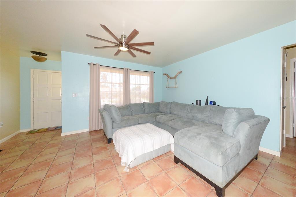 9215 Kingston Road Bradenton, FL 34210 - Photo 4 of 32