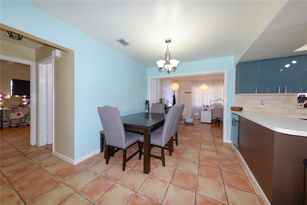 9215 Kingston Road Bradenton, FL 34210 - Photo 5 of 32