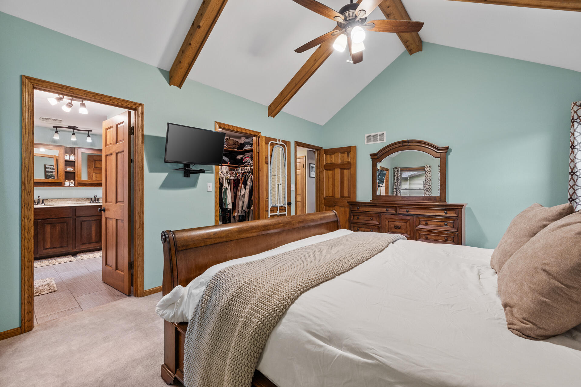 3960 Kings Way Slinger, WI 53086 - Photo 15 of 27 Primary Bedroom