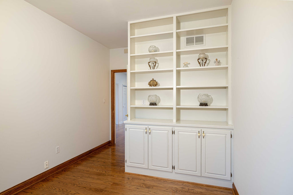 3208 Buried Oak Drive Crete, IL 60417 - Photo 16 of 26 a view of cabinets