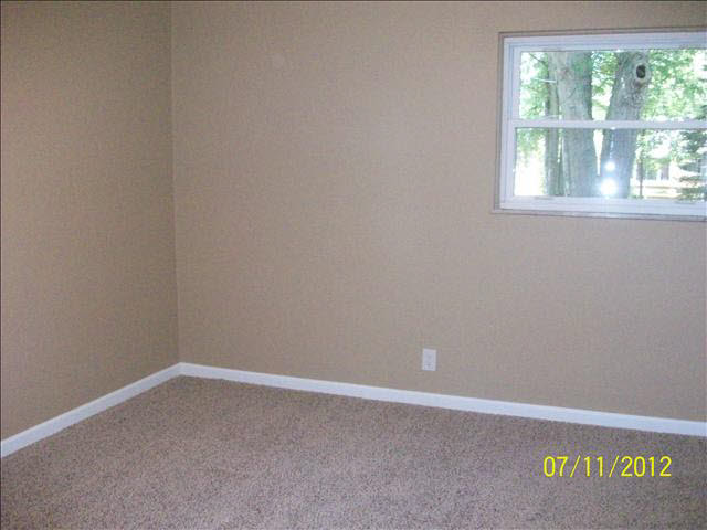 8287 Douglas Road Lambertville, MI 48144 - Photo 18 of 20 20096297-17.JPG
