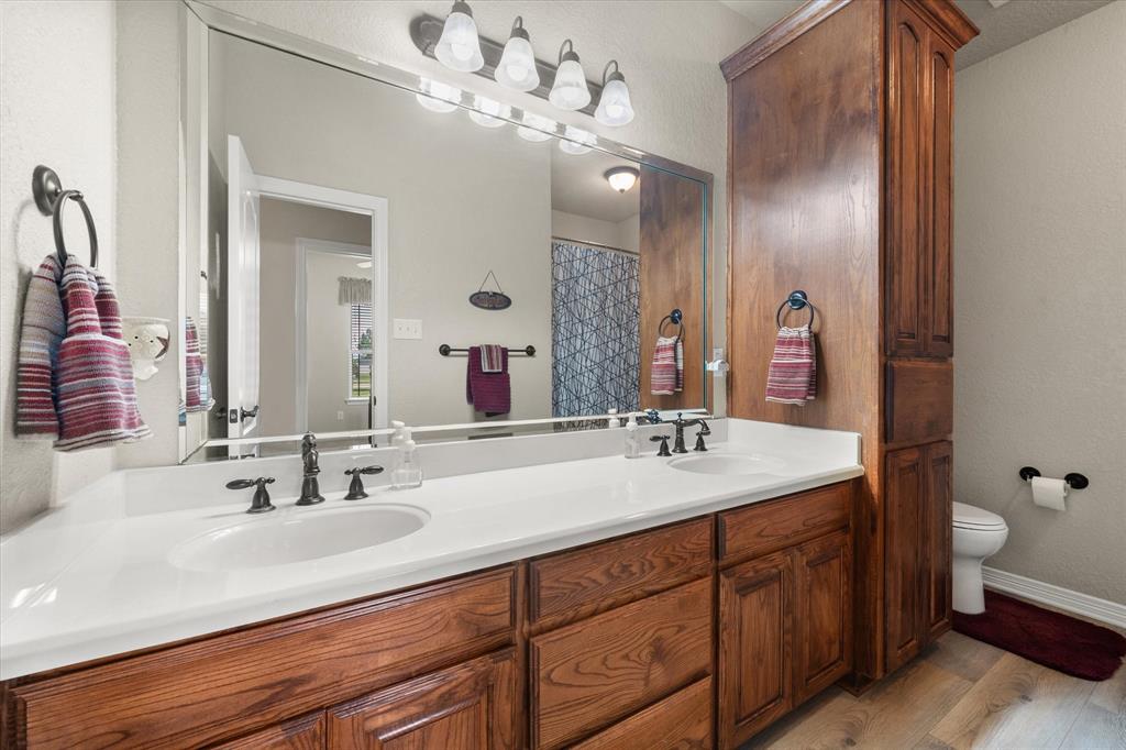 413 Rugged Drive Red Oak, TX 75154 - Photo 24 of 39 Second full bath across from the secondary bedrooms