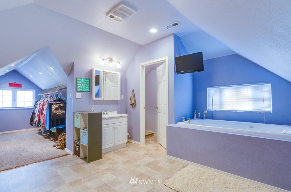 153 Brownlee Road Castle Rock, WA 98611 - Photo 14 of 25 a spacious bedroom with a bed and a large mirror