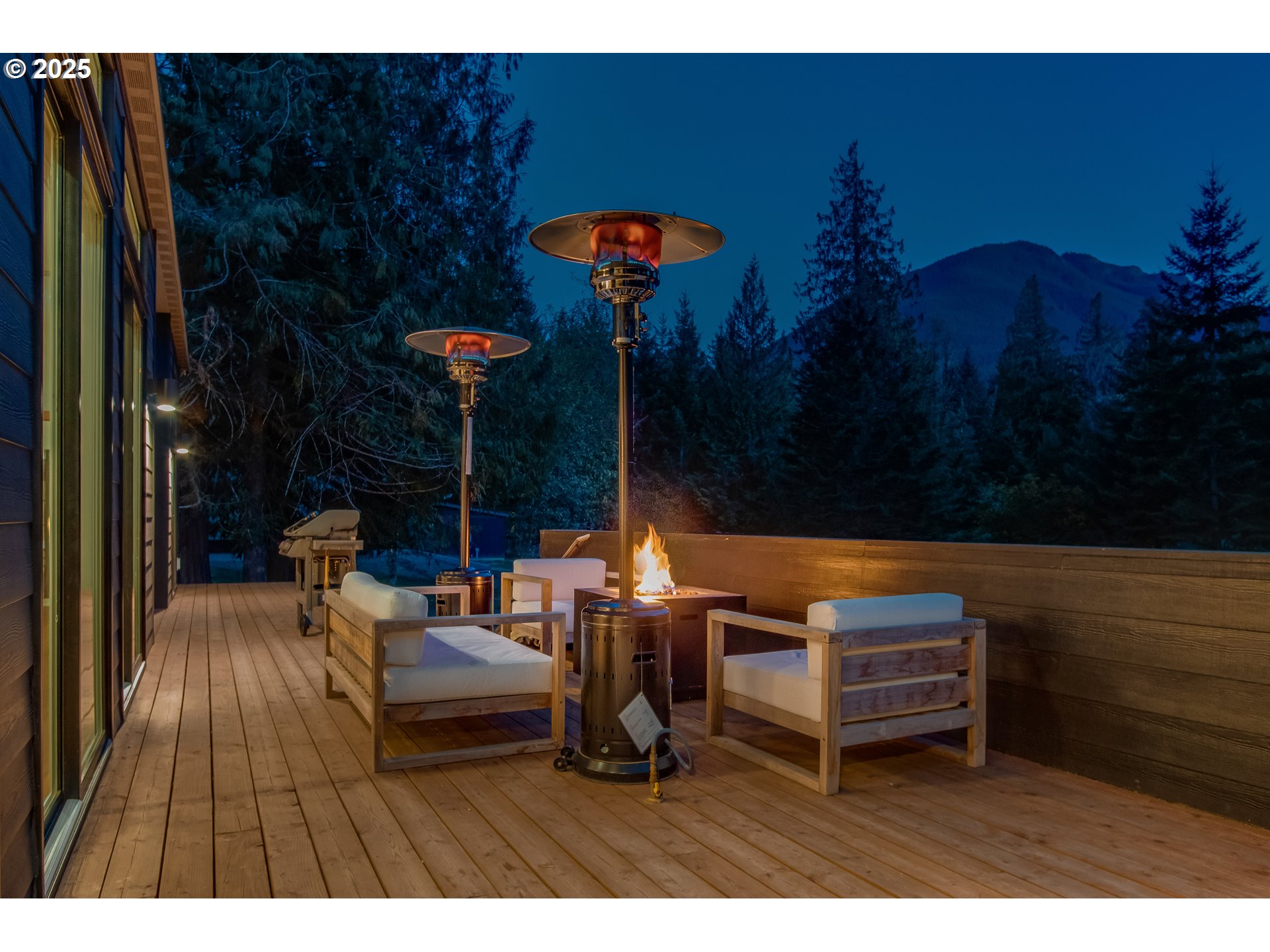 288 Baker Road Randle, WA 98377 - Photo 21 of 48 a balcony with furniture and lamp