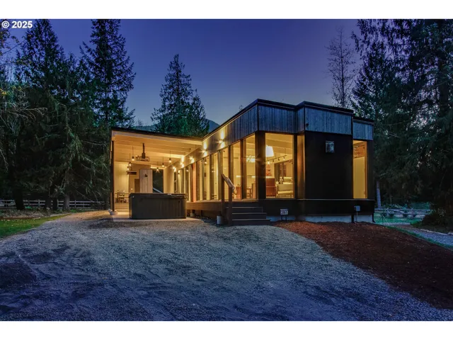 a view of a back yard