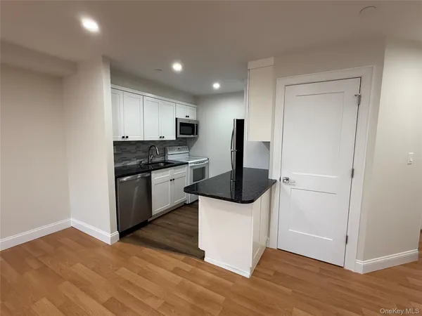 $3,200 | 185 West Park Avenue, Unit 209, Long Beach, NY 11561