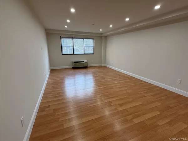 $3,200 | 185 West Park Avenue, Unit 209, Long Beach, NY 11561