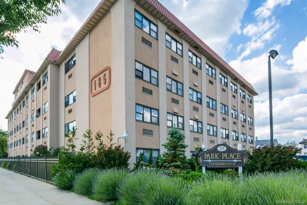 $3,200 | 185 West Park Avenue, Unit 209, Long Beach, NY 11561