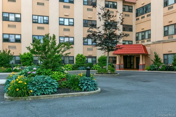 $3,200 | 185 West Park Avenue, Unit 209, Long Beach, NY 11561