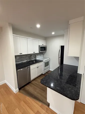 $3,200 | 185 West Park Avenue, Unit 209, Long Beach, NY 11561