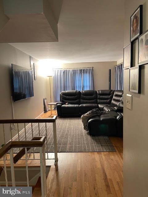 9547 Duffer Way Gaithersburg, MD 20886 - Photo 8 of 11 a living room with furniture and a flat screen tv