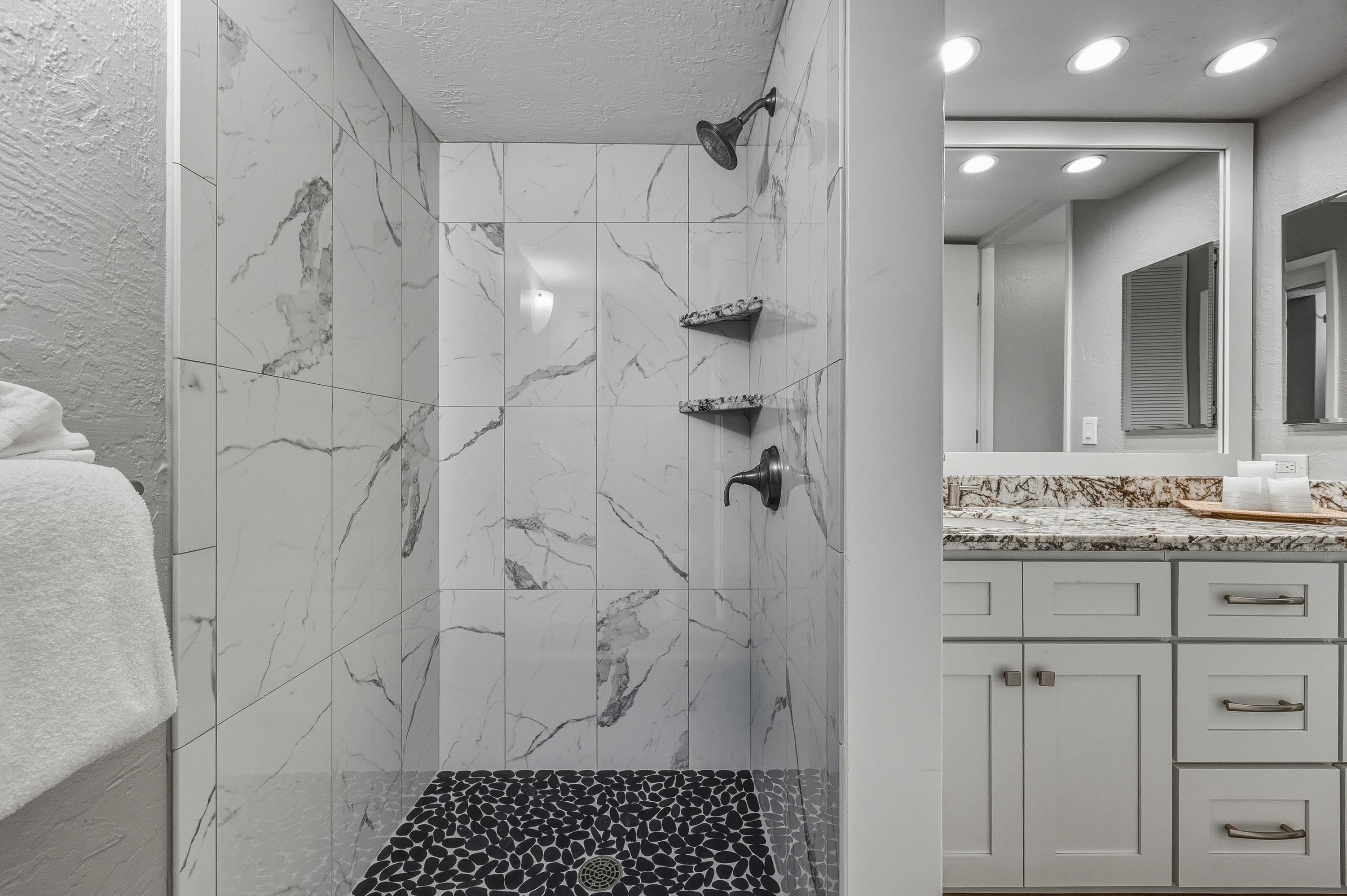 3543 Lower Honoapiilani Road, Unit H103 Lahaina, HI 96761 - Photo 21 of 50 a bathroom with a shower