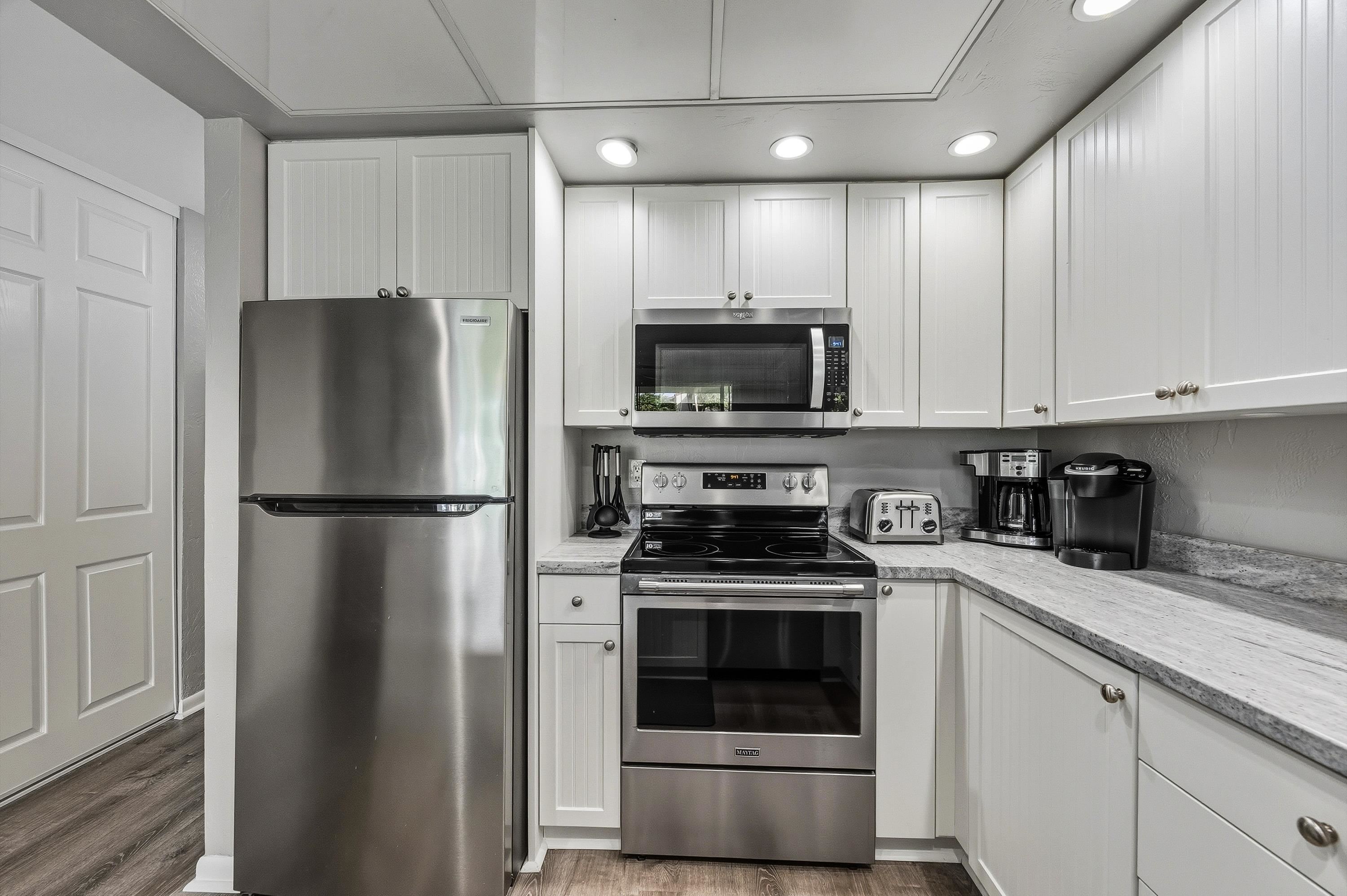 3543 Lower Honoapiilani Road, Unit H103 Lahaina, HI 96761 - Photo 9 of 50 a kitchen with a refrigerator stove and microwave