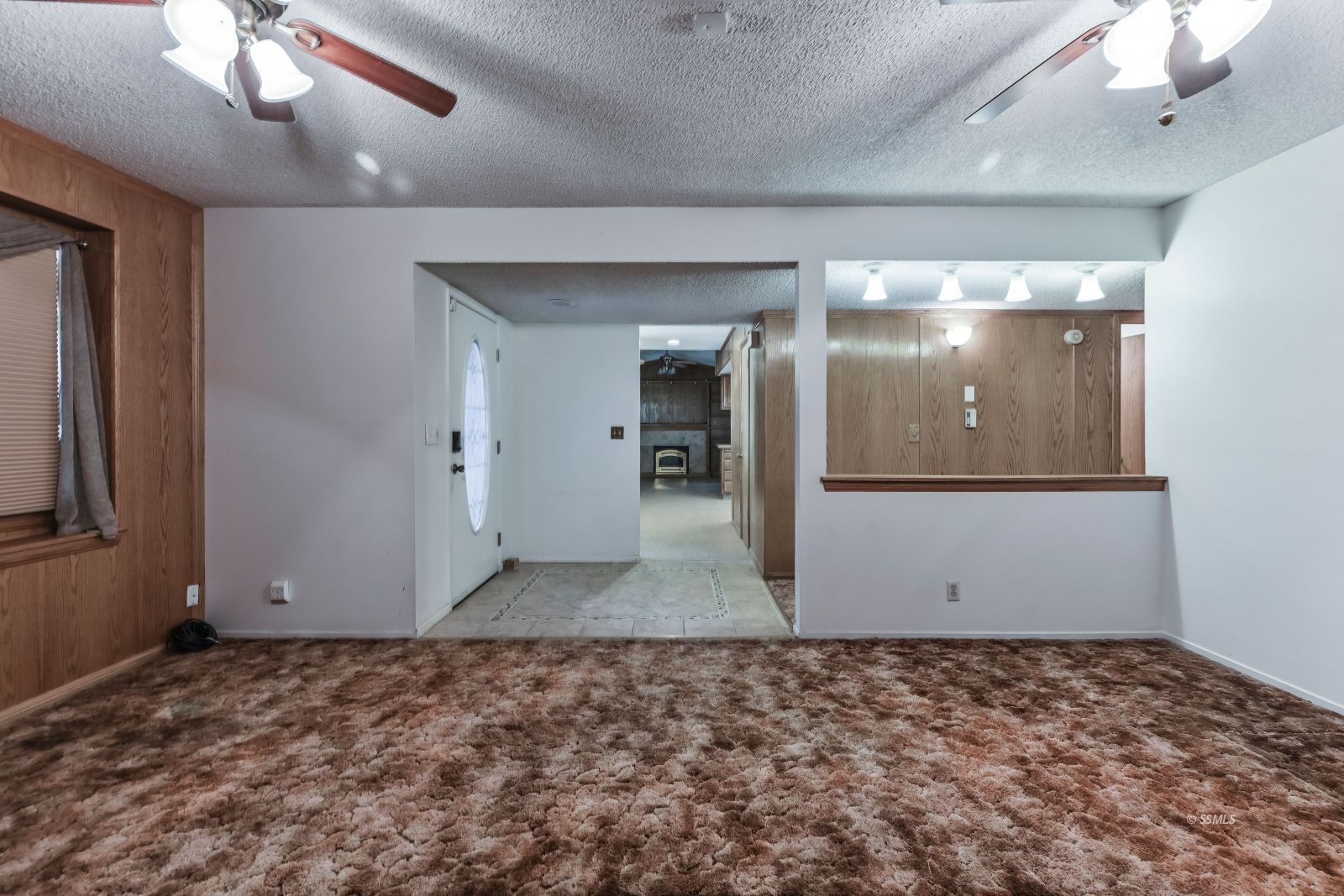 601 South Silver Ridge Street Ridgecrest, CA 93555 - Photo 19 of 34 en empty room with window and pillar in it
