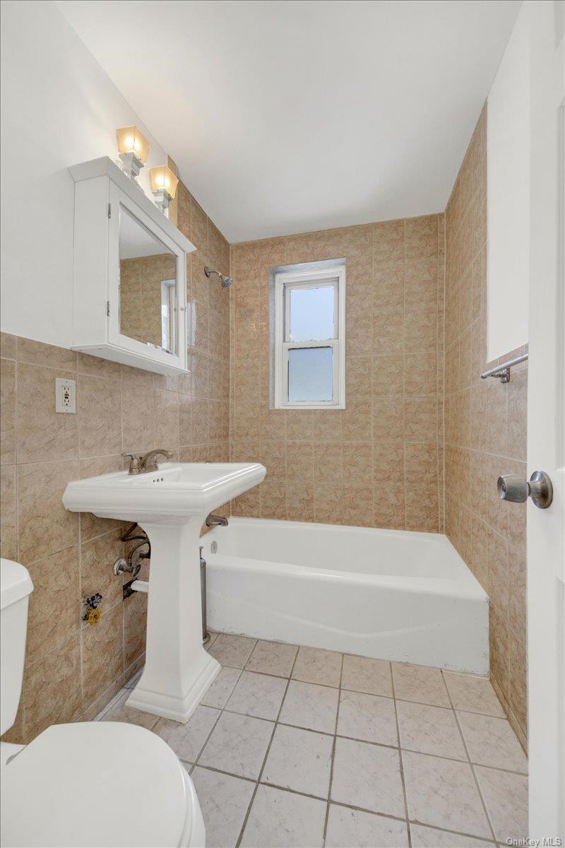 811 Bronx River Road, Unit 3C Bronxville, NY 10708 - Photo 18 of 27 a bathroom with a sink a toilet and bathtub