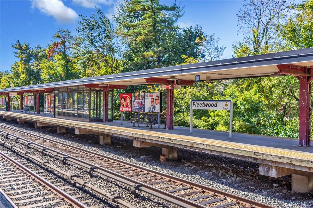 811 Bronx River Road, Unit 3C Bronxville, NY 10708 - Photo 26 of 27 a view of a back yard of a house