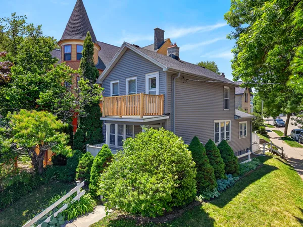 $324,900 | 1463 North Franklin Place, Milwaukee, WI 53202
