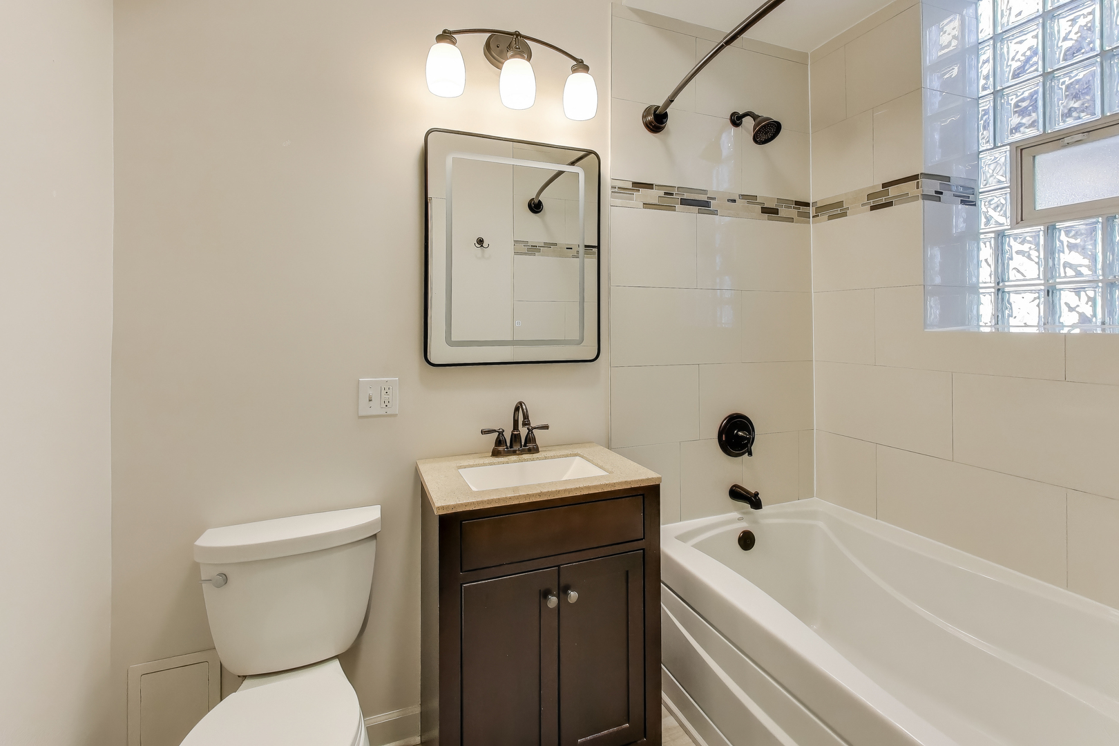 1447 West Warner Avenue, Unit 3W Chicago, IL 60613 - Photo 20 of 27 a bathroom with a sink a toilet and a bathtub