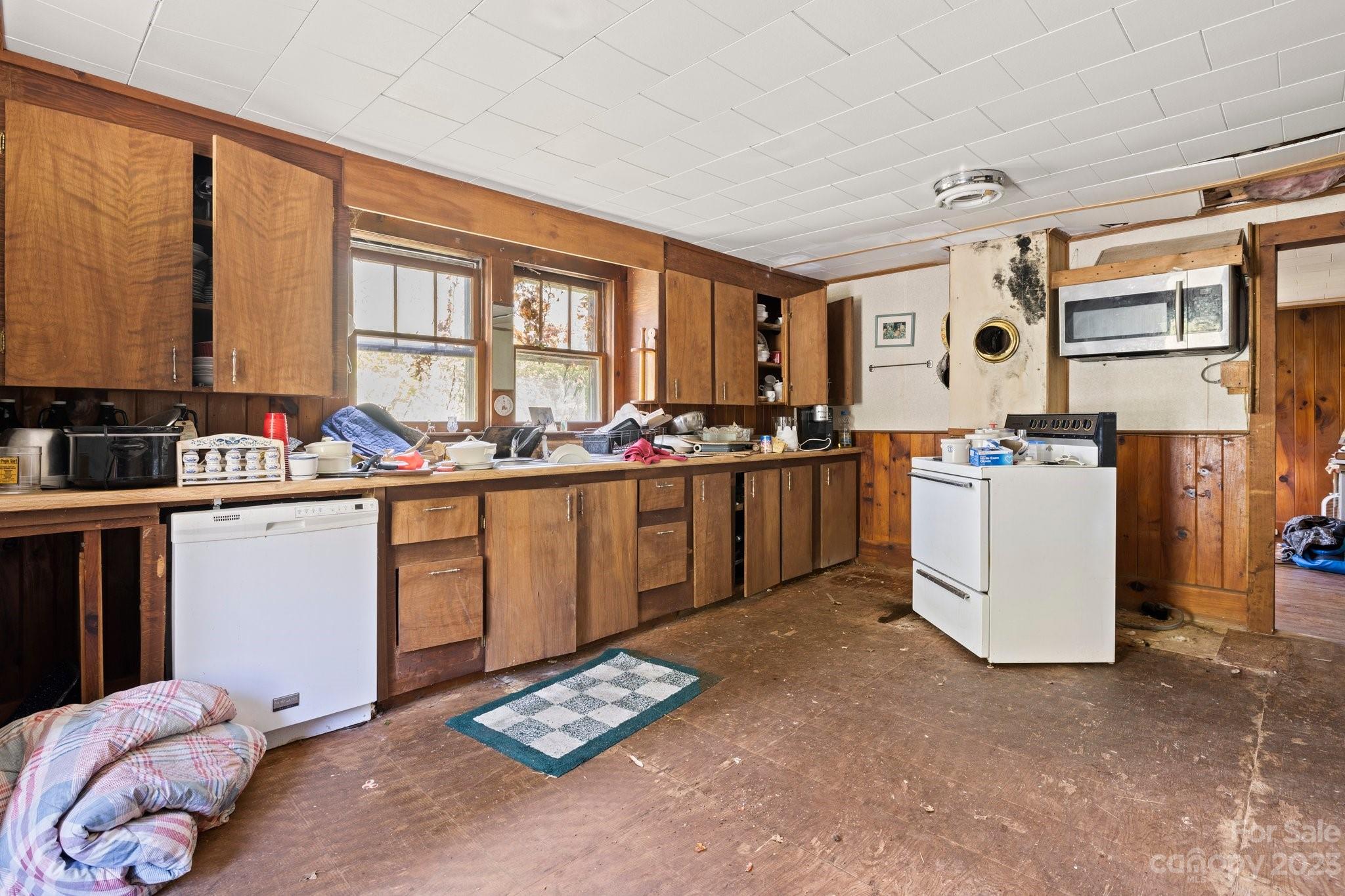 2393 Laurel Valley Road Mars Hill, NC 28754 - Photo 10 of 36 Gallery Image 10
