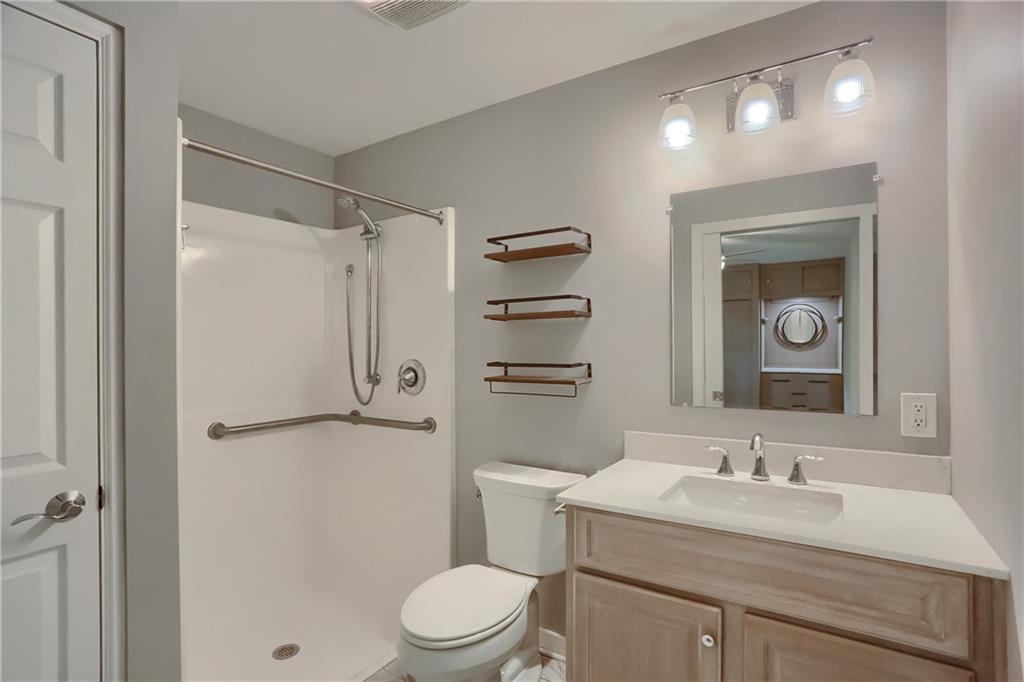 331 Hoffman Road Pittsburgh, PA 15212 - Photo 27 of 40 The primary bathroom features stylish finishes.