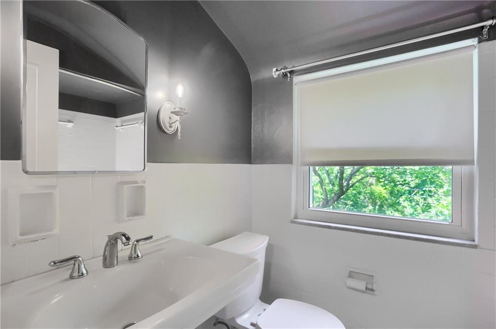331 Hoffman Road Pittsburgh, PA 15212 - Photo 30 of 40 A stylishly updated full bath is shared on the second level.