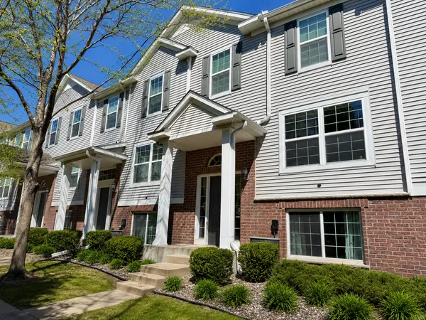 $279,900 | 932 Ledgestone Drive, Mahtomedi, MN 55115