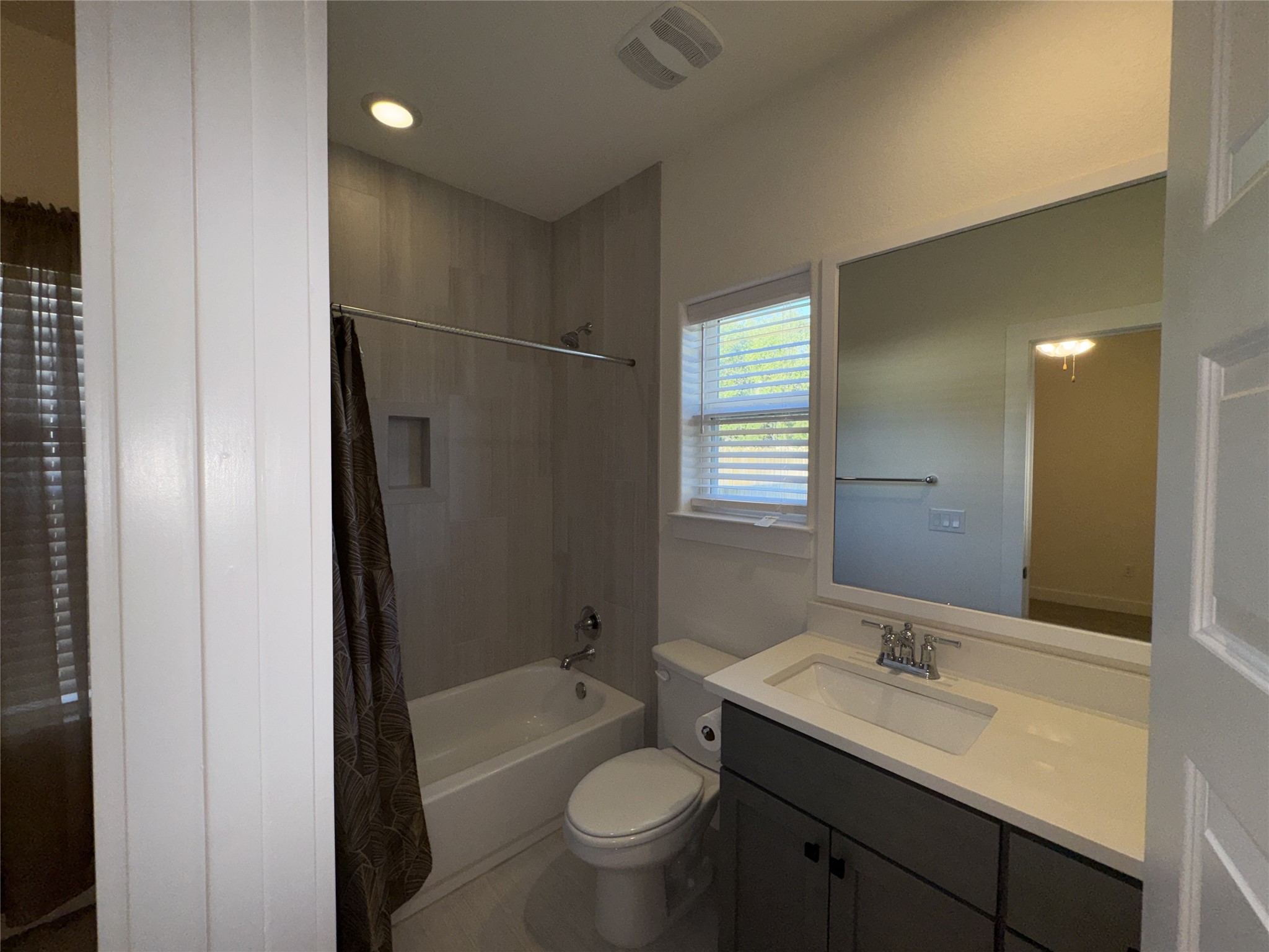 449 Dove Trail Bertram, TX 78605 - Photo 16 of 26 2nd Bathroom En Suite