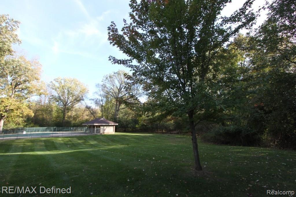 643 Oakbrook West Rochester Hills, MI 48307 - Photo 15 of 16
