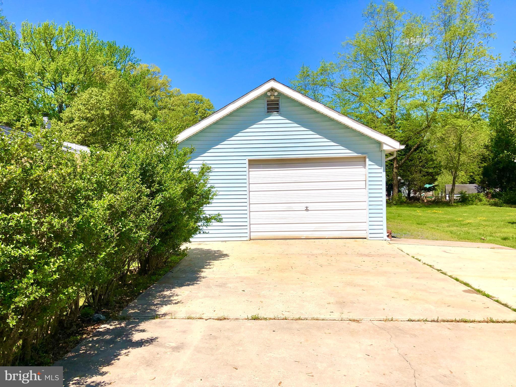 313 Holly Road Edgewater, MD 21037 - Photo 23 of 28 Garage