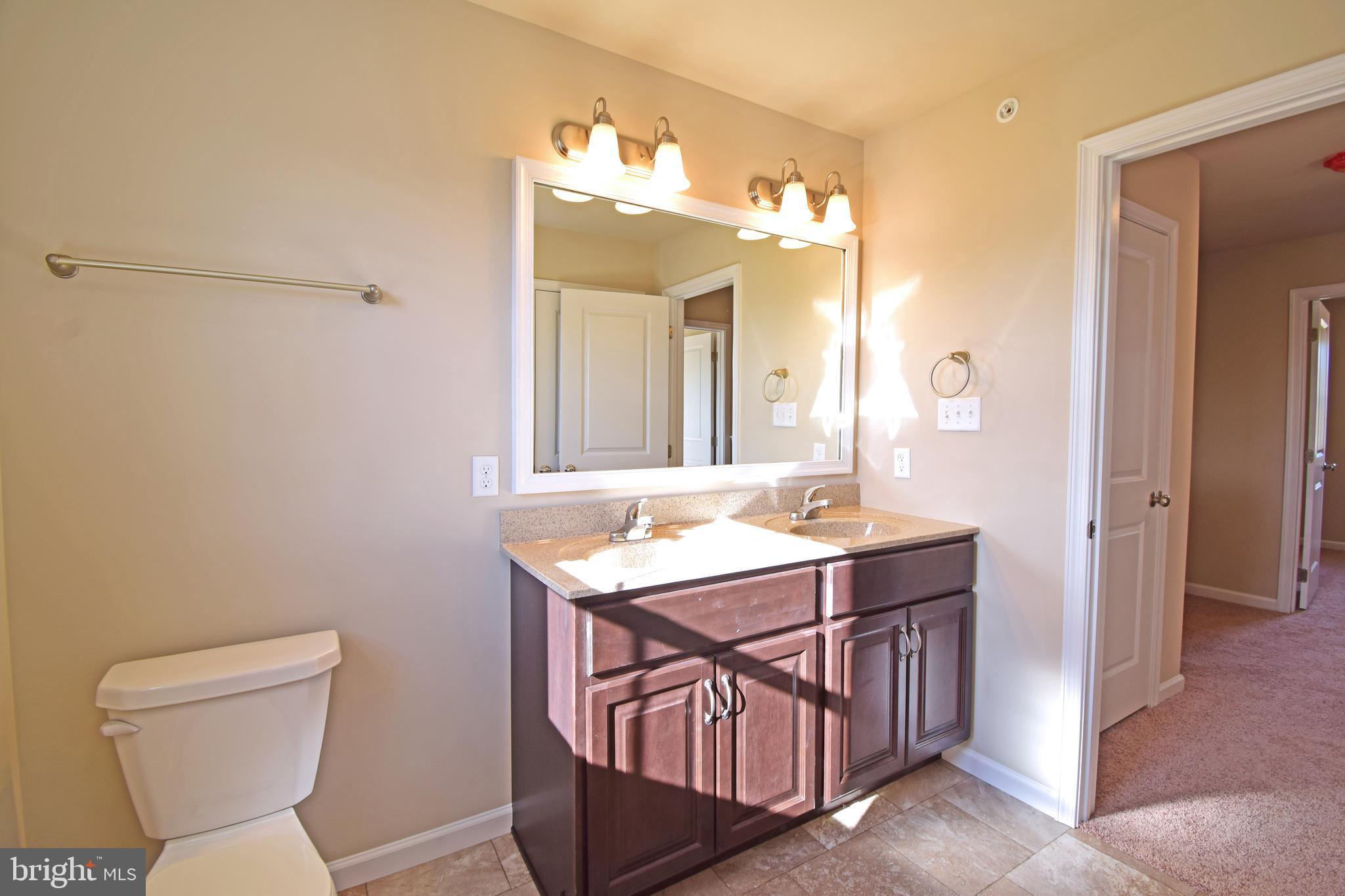 10 Hubbardton Sinking Spring Pa Sinking Spring, PA 19608 - Photo 8 of 10 Full Hall Bathroom