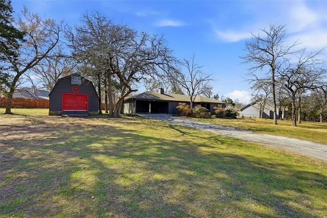 $450,000 | 716 Kiowa Drive East, Gainesville, TX 76240