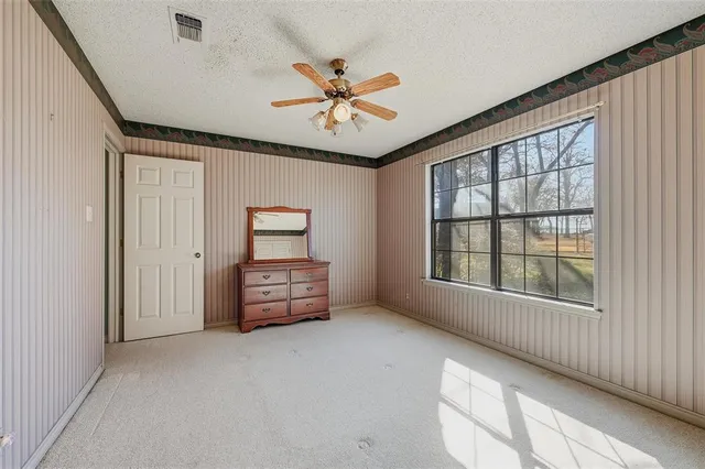 $450,000 | 716 Kiowa Drive East, Gainesville, TX 76240