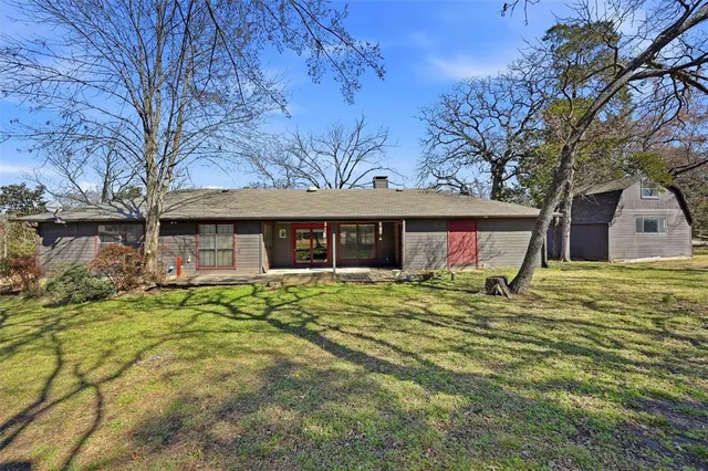 $450,000 | 716 Kiowa Drive East, Gainesville, TX 76240