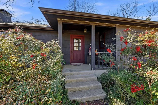 $450,000 | 716 Kiowa Drive East, Gainesville, TX 76240