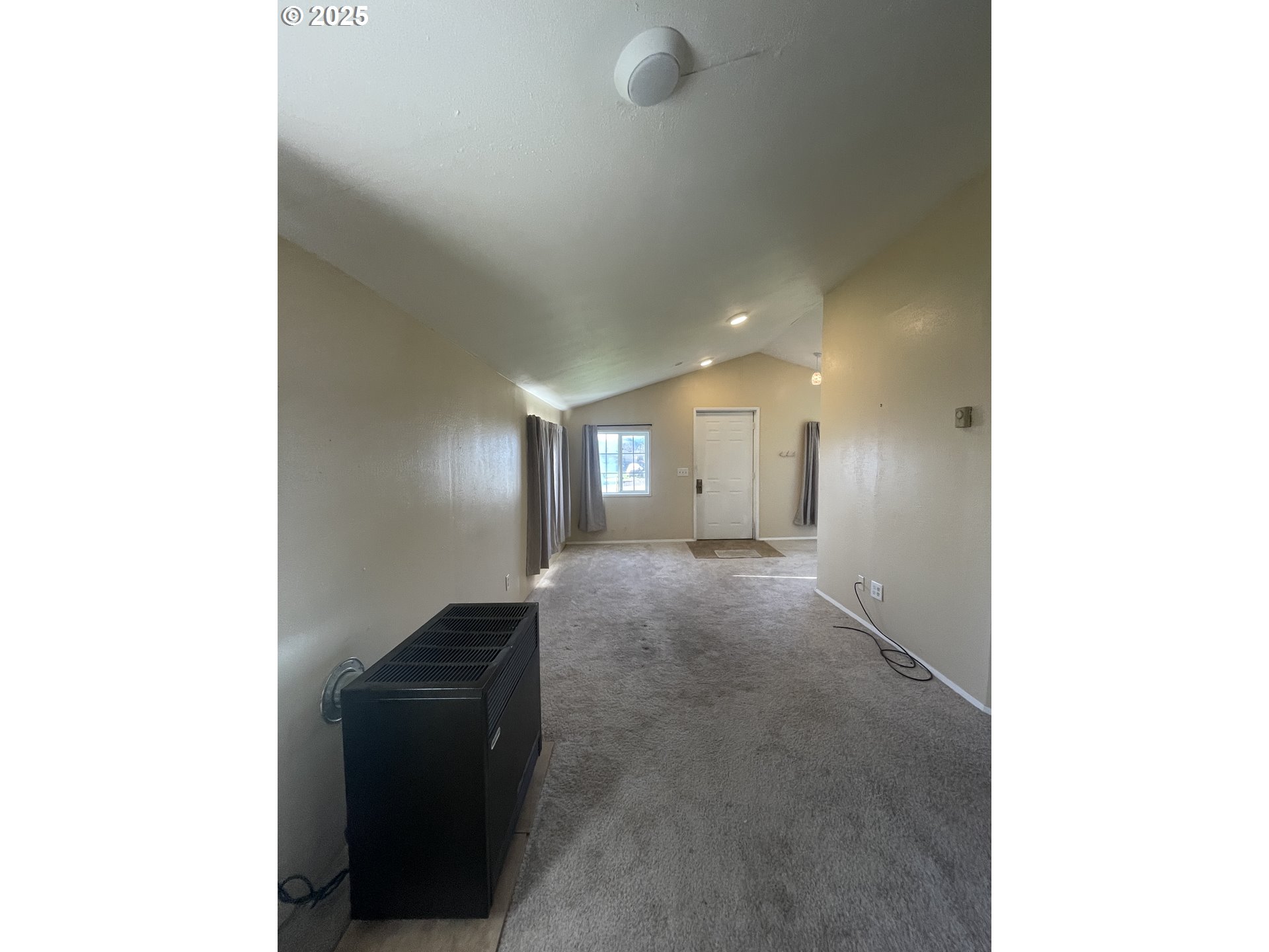 110 Darrell Avenue Winston, OR 97496 - Photo 9 of 20 Kitchen/Living Room