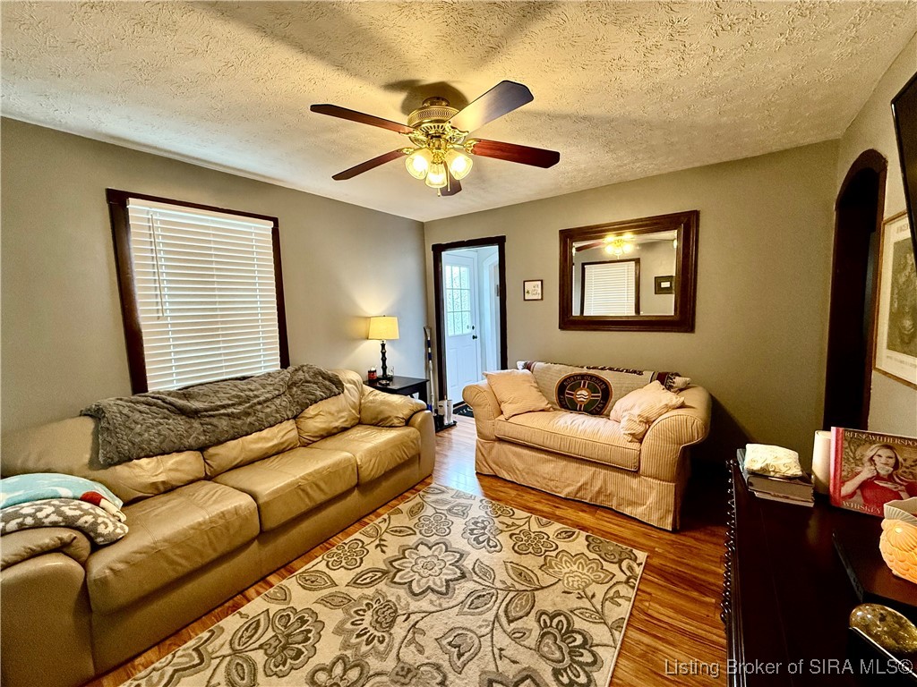 919 Valley View Road New Albany, IN 47150 - Photo 5 of 15 Living Room