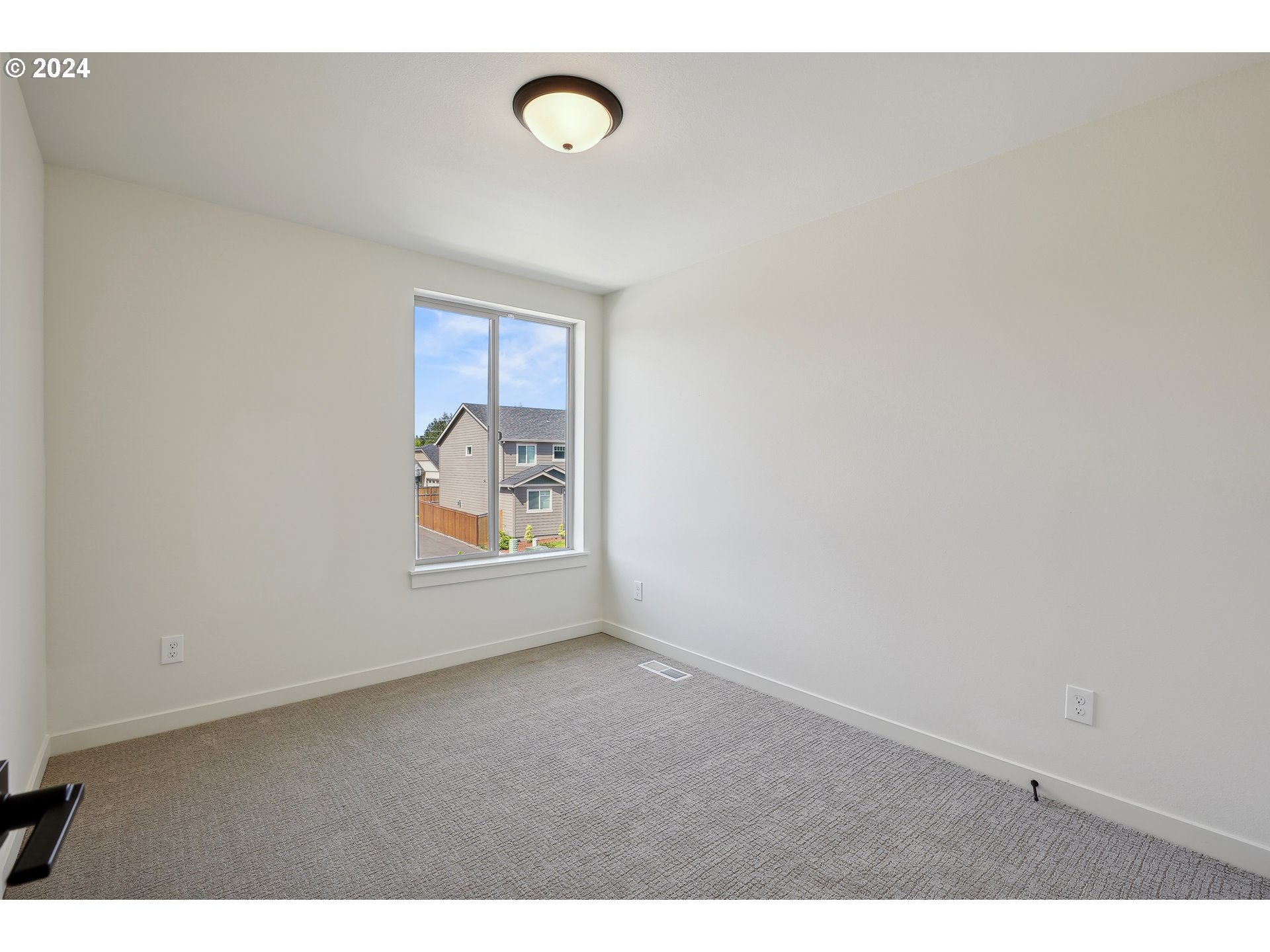 2541 South White Salmon Drive Ridgefield, WA 98642 - Photo 16 of 29 a view of room and window