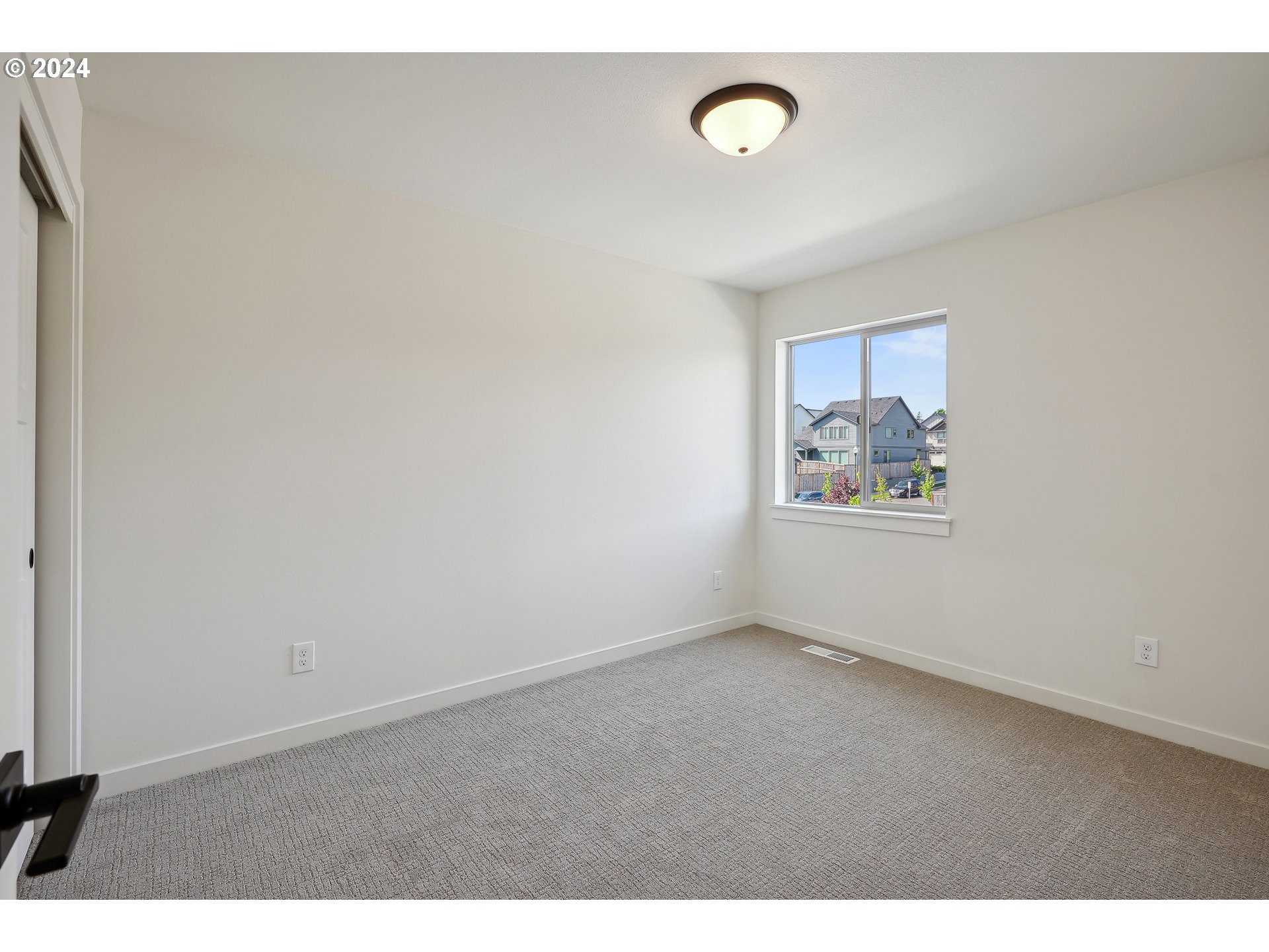 2541 South White Salmon Drive Ridgefield, WA 98642 - Photo 18 of 29 an empty room with a window