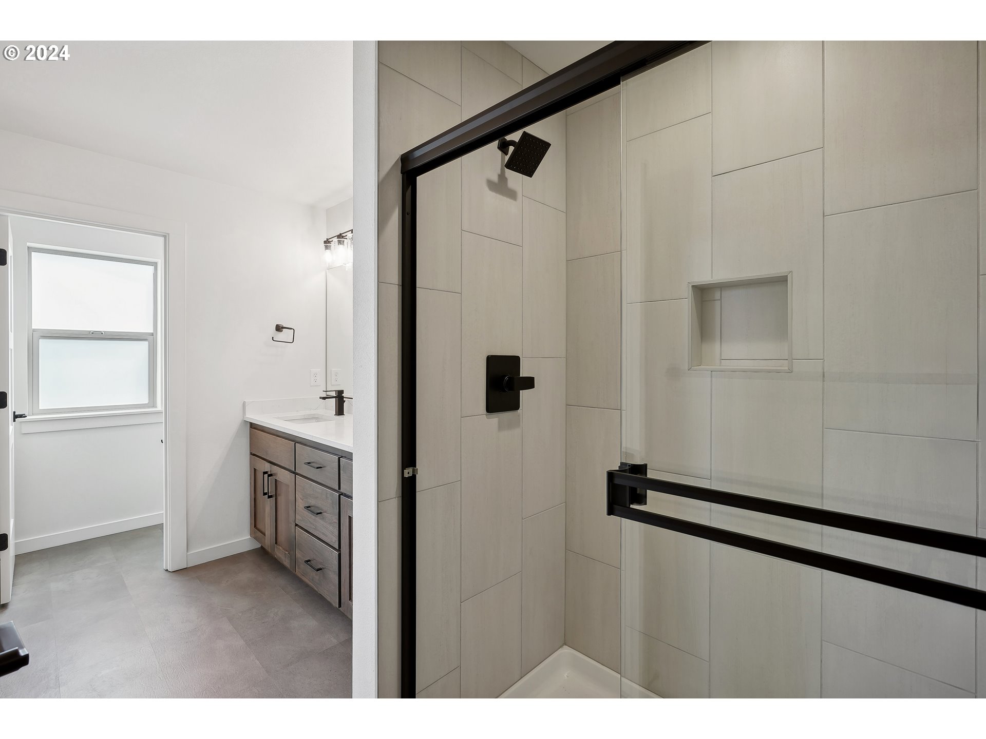 2541 South White Salmon Drive Ridgefield, WA 98642 - Photo 25 of 29 a view of bathroom with shower