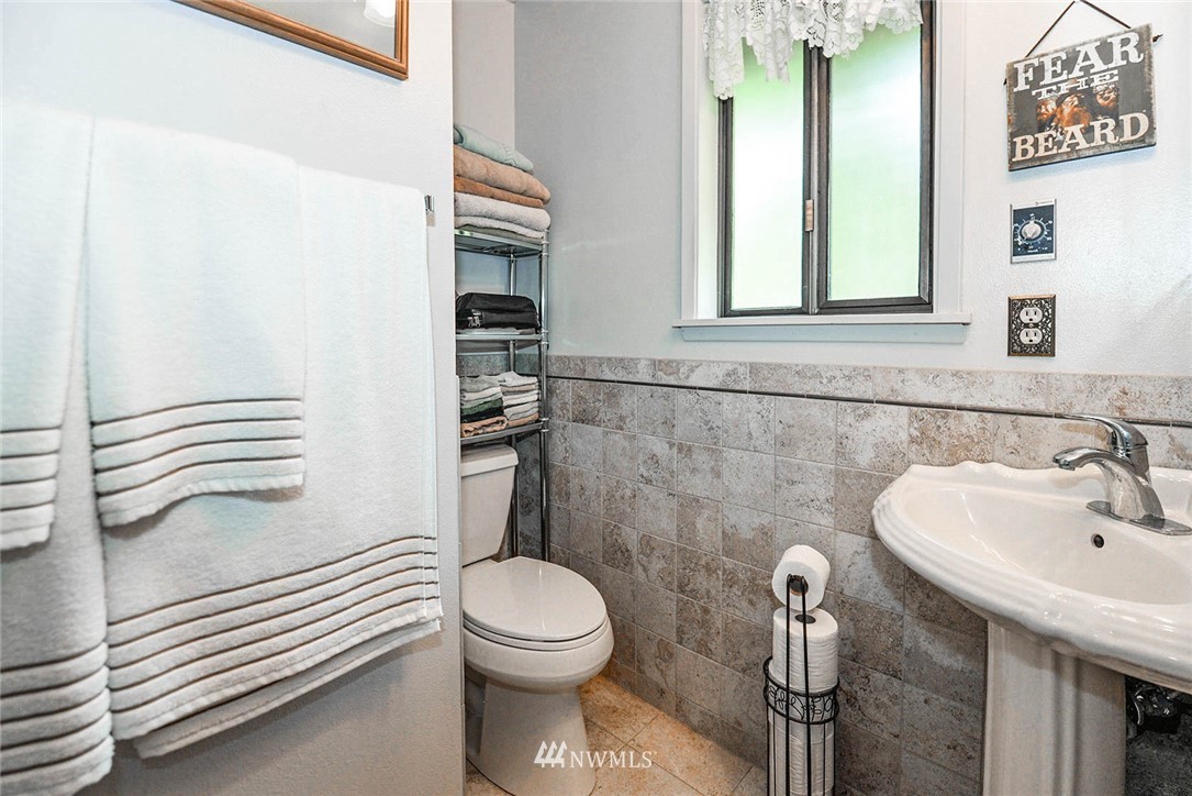 20431 Welch Road Snohomish, WA 98296 - Photo 11 of 25 a bathroom with a sink a toilet and shower