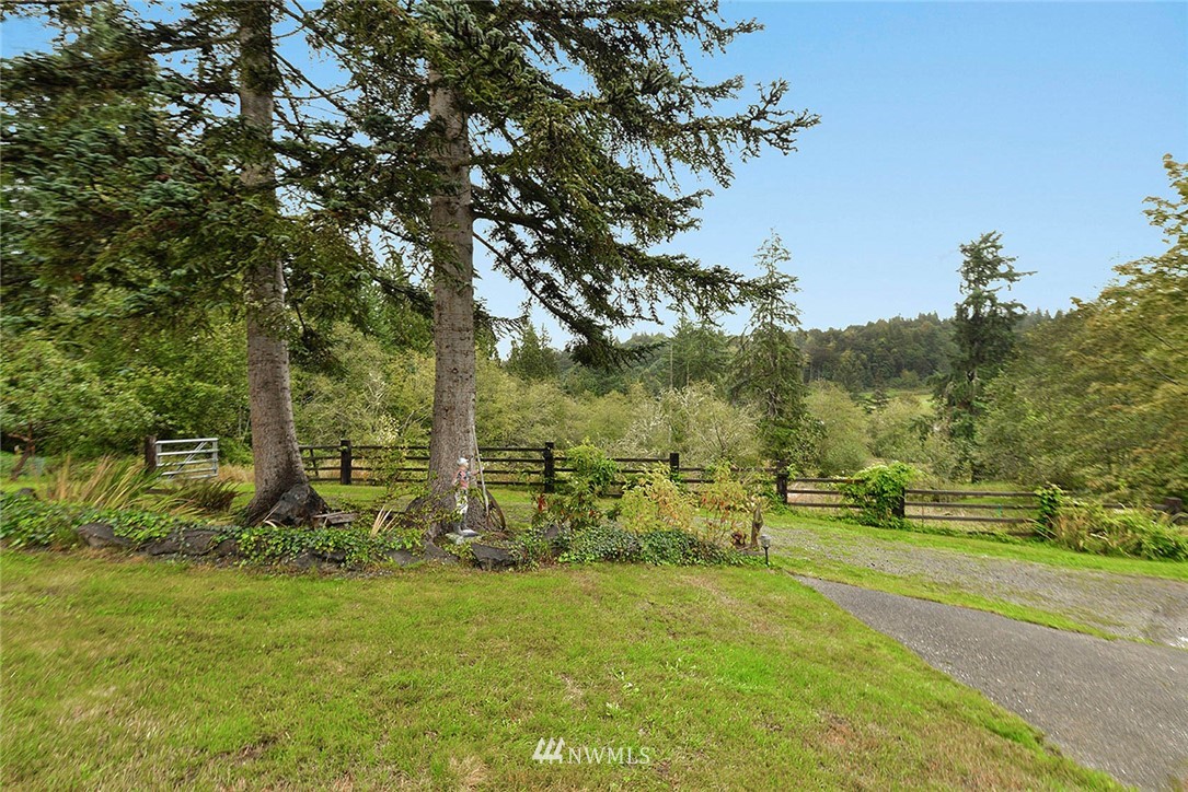 20431 Welch Road Snohomish, WA 98296 - Photo 18 of 25 a backyard of a house with lots of green space