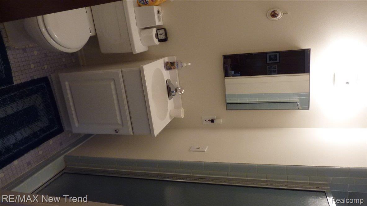 16237 Wayne Road Livonia, MI 48154 - Photo 11 of 18 second 1st.floor bath