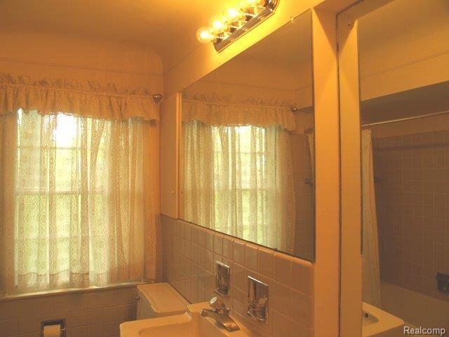665 Shoreham Road Grosse Pointe, MI 48236 - Photo 10 of 16 Bath