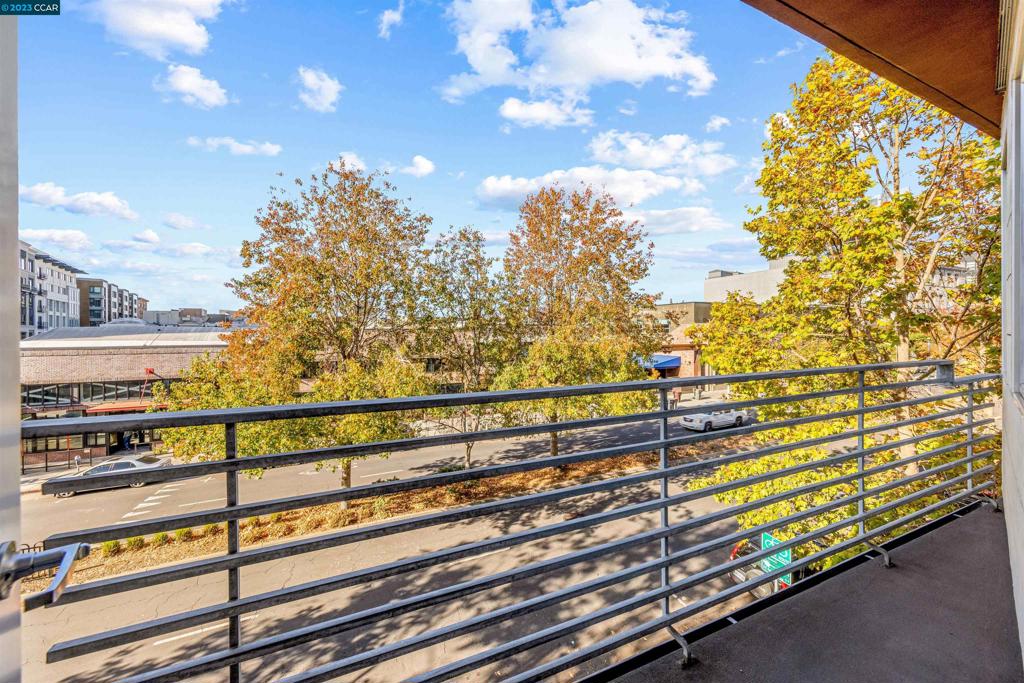 2300 Broadway Oakland, CA 94612 - Photo 20 of 32 a view of city from balcony