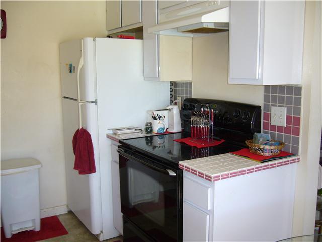 8628 Via Mallorca, Unit A La Jolla, CA 92037 - Photo 11 of 24 KITCHEN