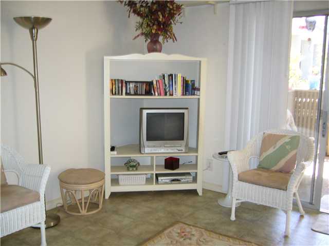 8628 Via Mallorca, Unit A La Jolla, CA 92037 - Photo 8 of 24 LIVING ROOM