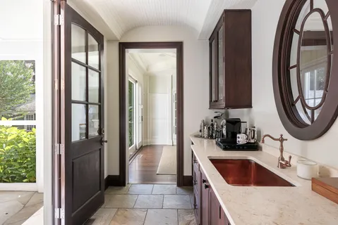 $6,395,000 | 17 Jericho Road, East Hampton, NY 11937